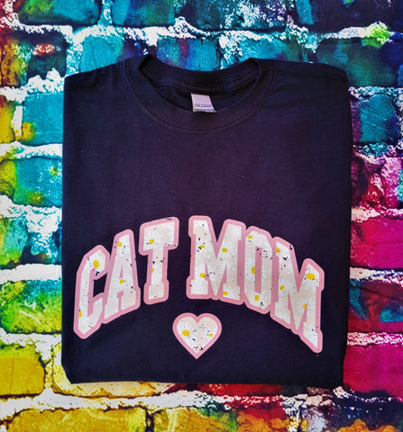 CAT MOM AND DAISIES-  T-Shirt